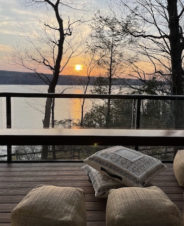 施設の敷地. Mid-Century modern Lakeview Stay