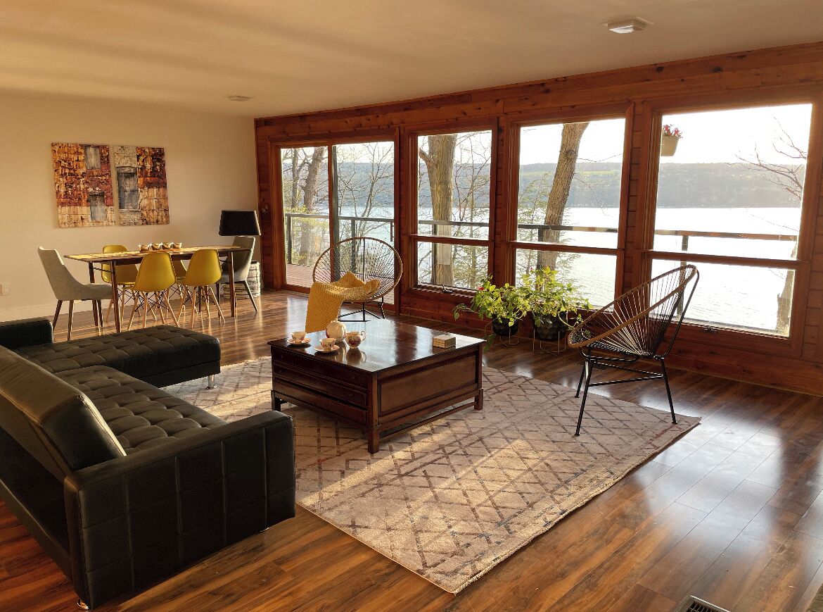 Chimenea y monitor de computadora 