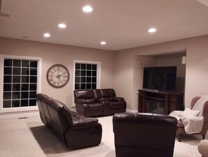 Smart-TV, Kamin, Tischtennisplatte, Arbeitsbereiche