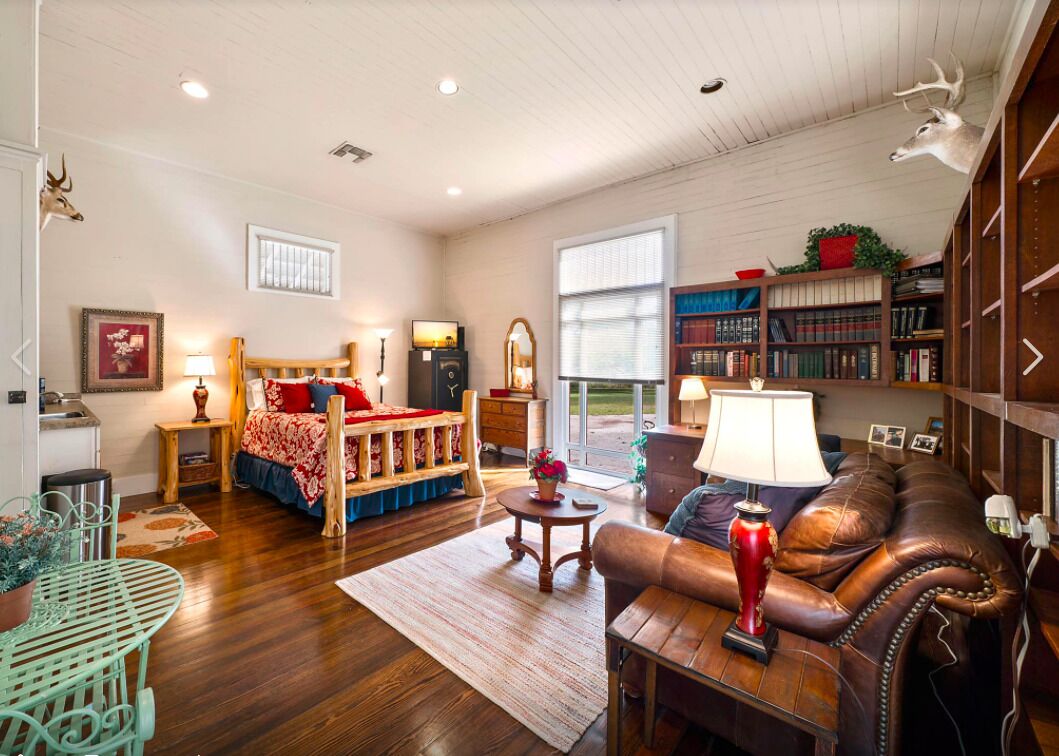 Historic Stagecoach private home, beautiful pool, close to Sea World & Lackland