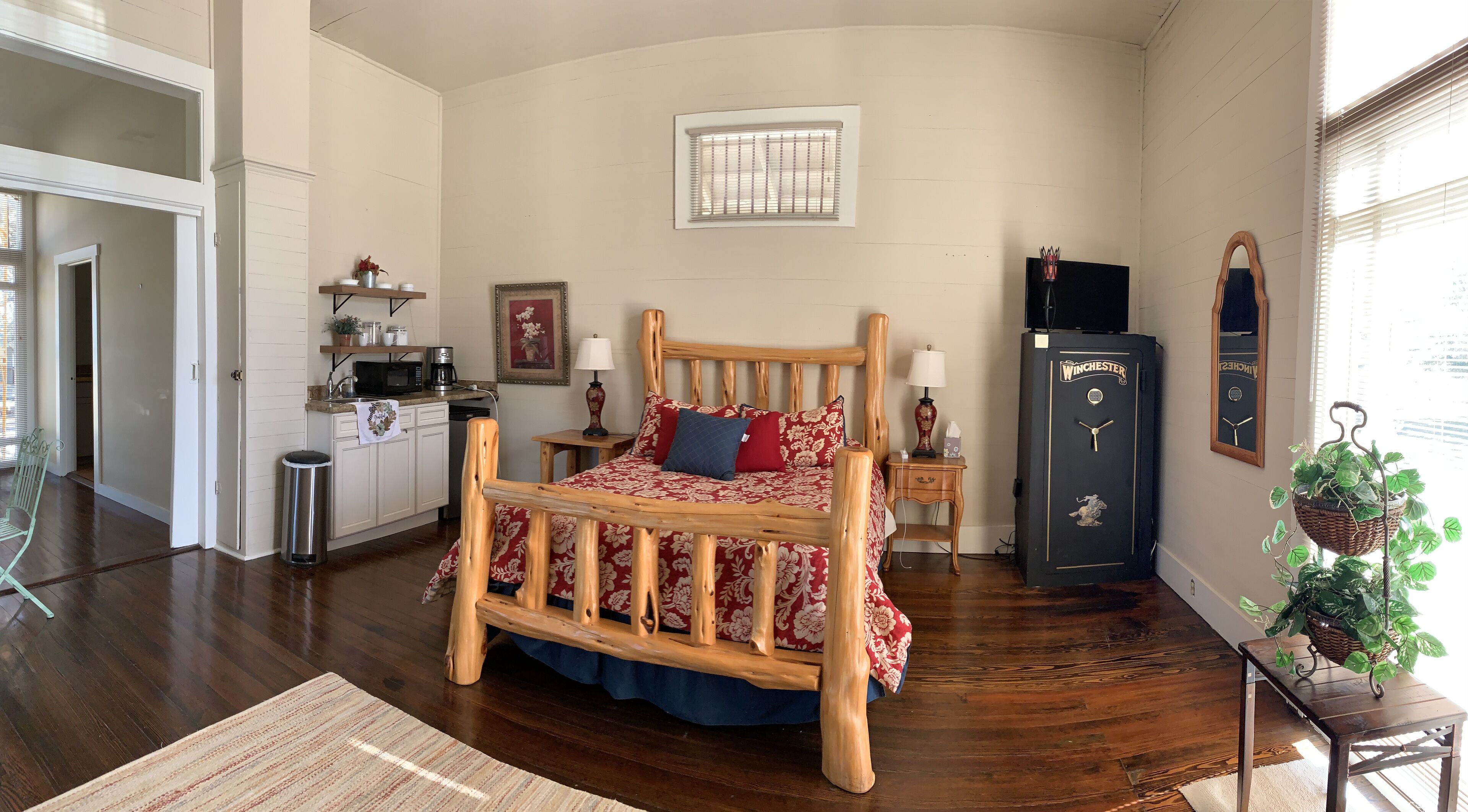 Historic Stagecoach private home, beautiful pool, close to Sea World & Lackland