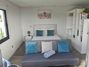 1 slaapkamer, geluiddichte muren, een strijkplank/strijkijzer