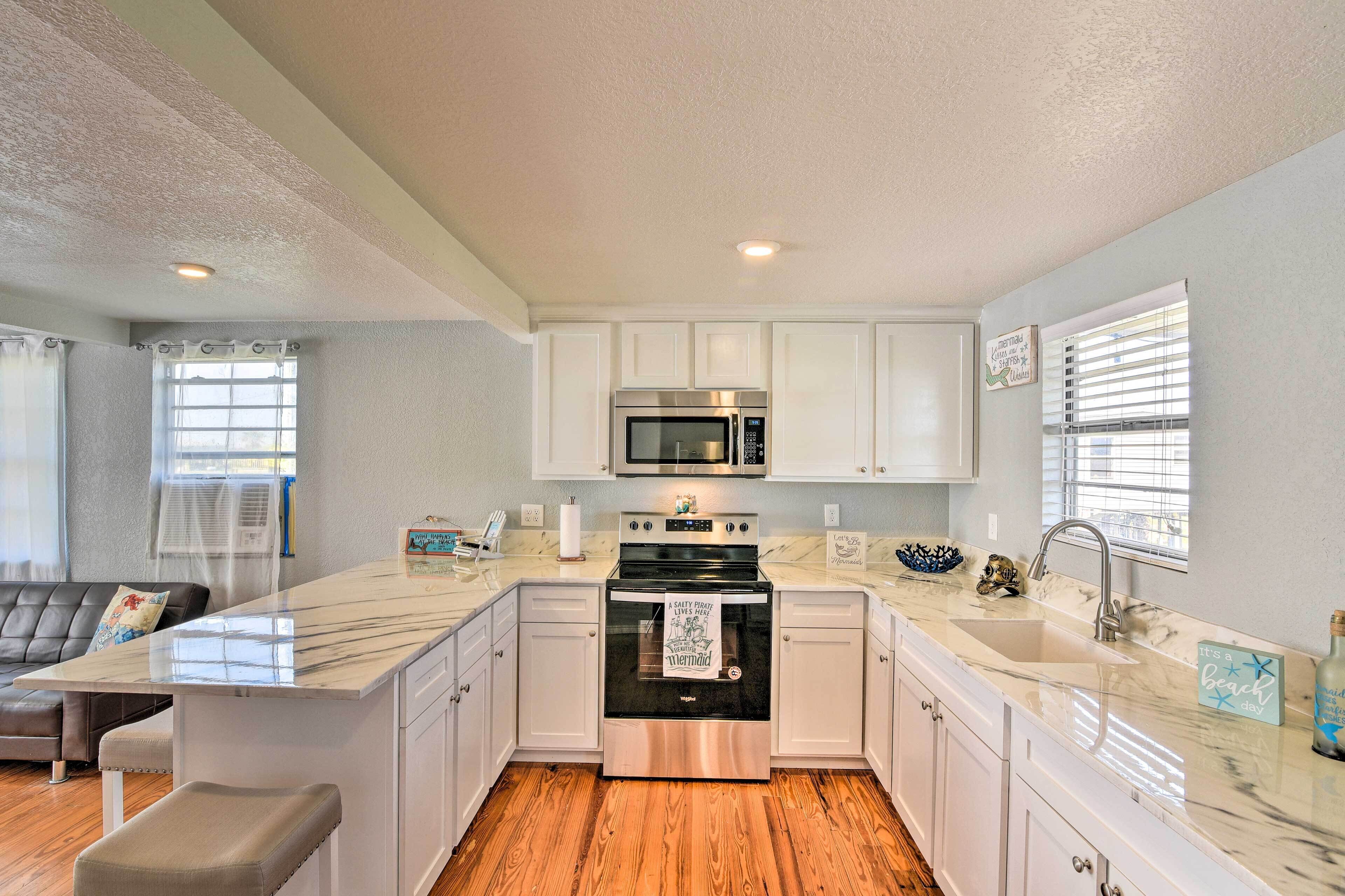 Bright & Breezy Home: 4 Blocks from the Beach!