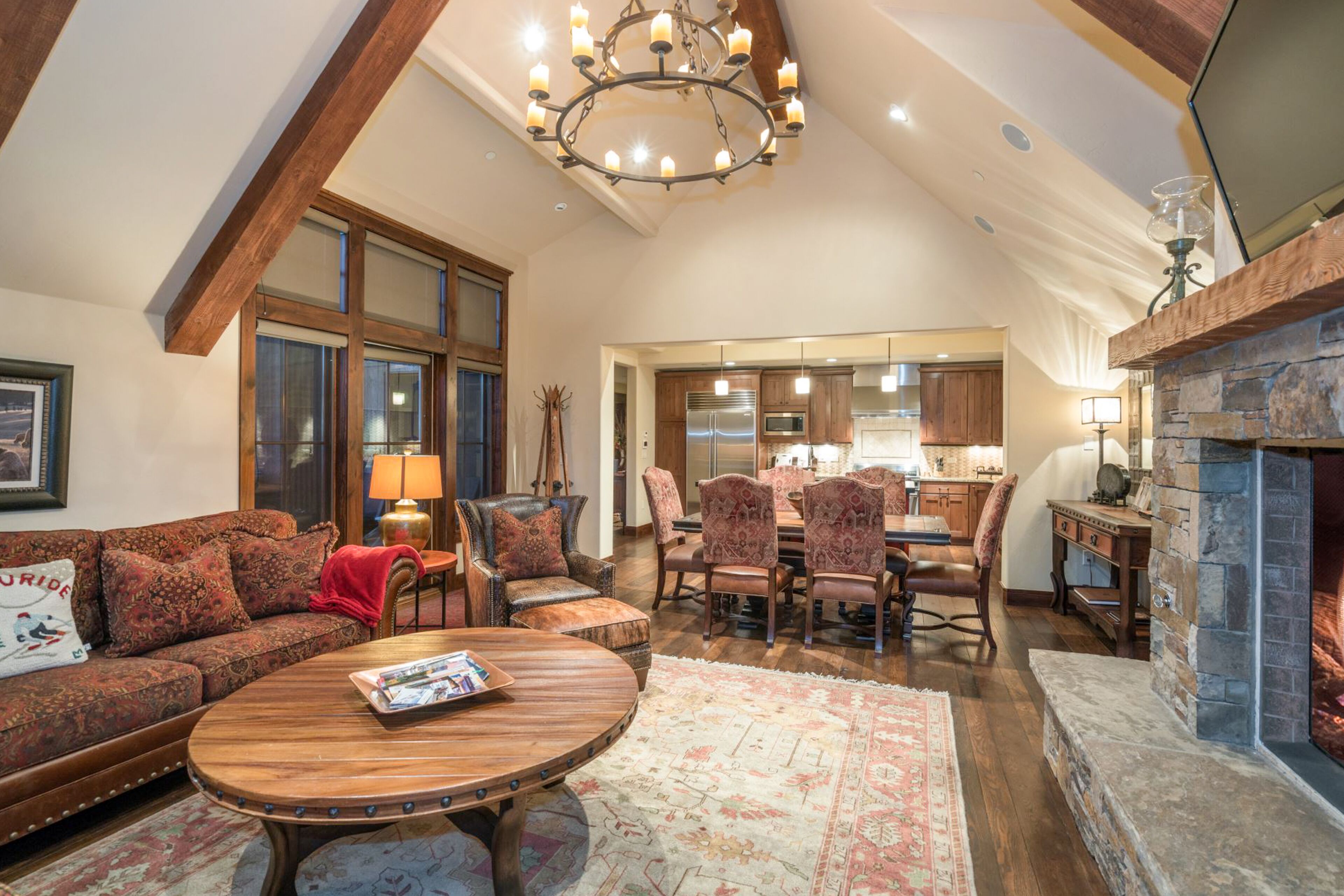 Rustic mountain condo next to lift with private hot tub & washer/dryer