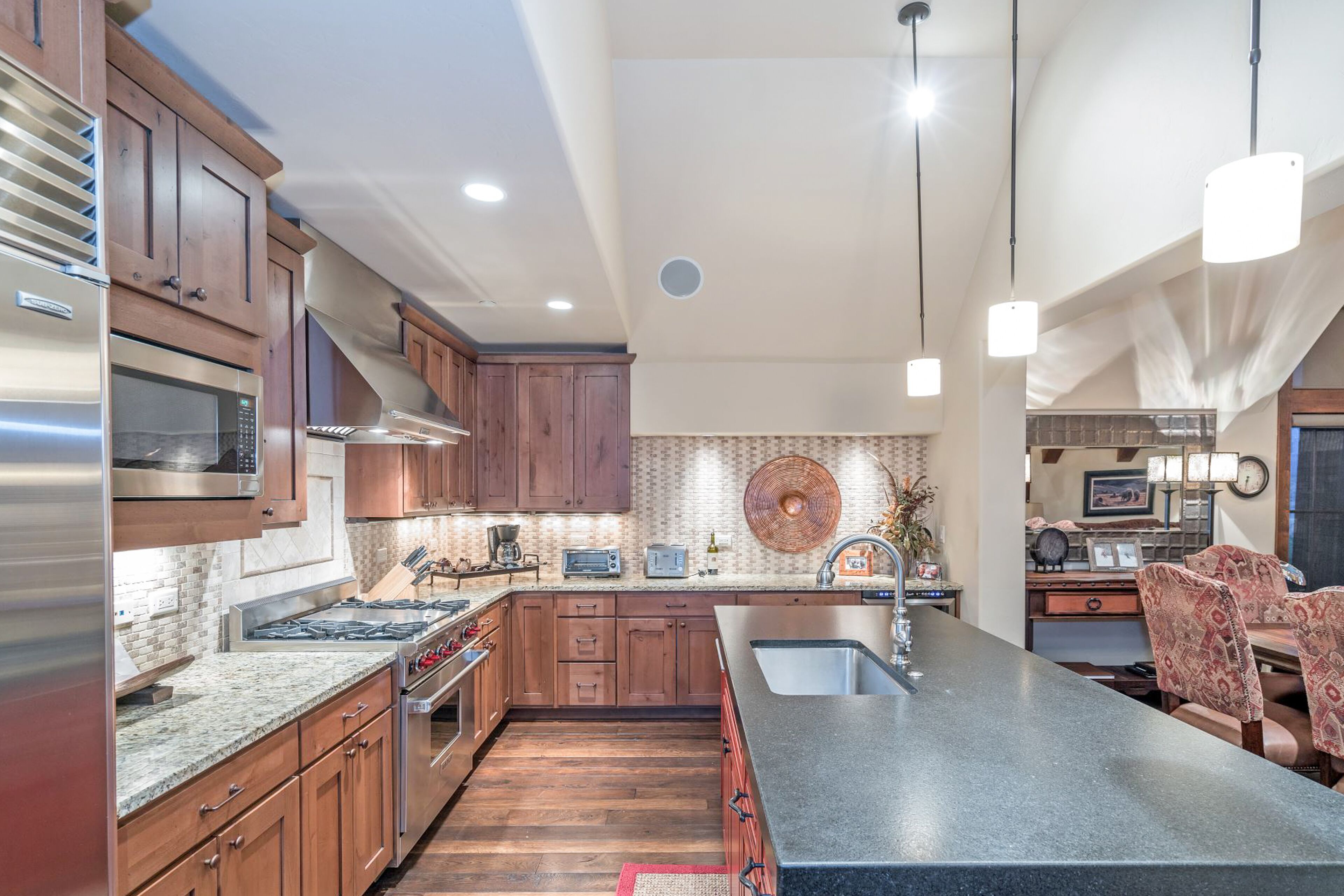 Rustic mountain condo next to lift with private hot tub & washer/dryer