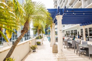 屋外ダイニングエリア