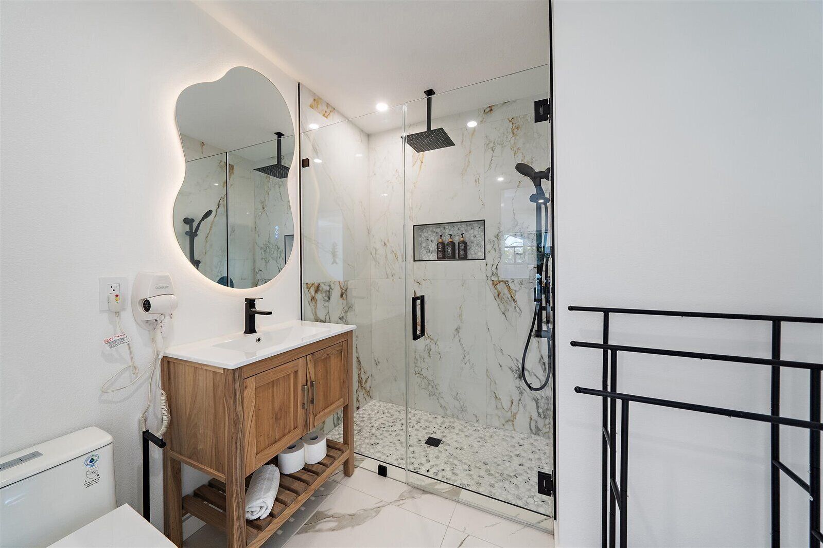 Combined shower/bathtub, hair dryer, towels, soap
