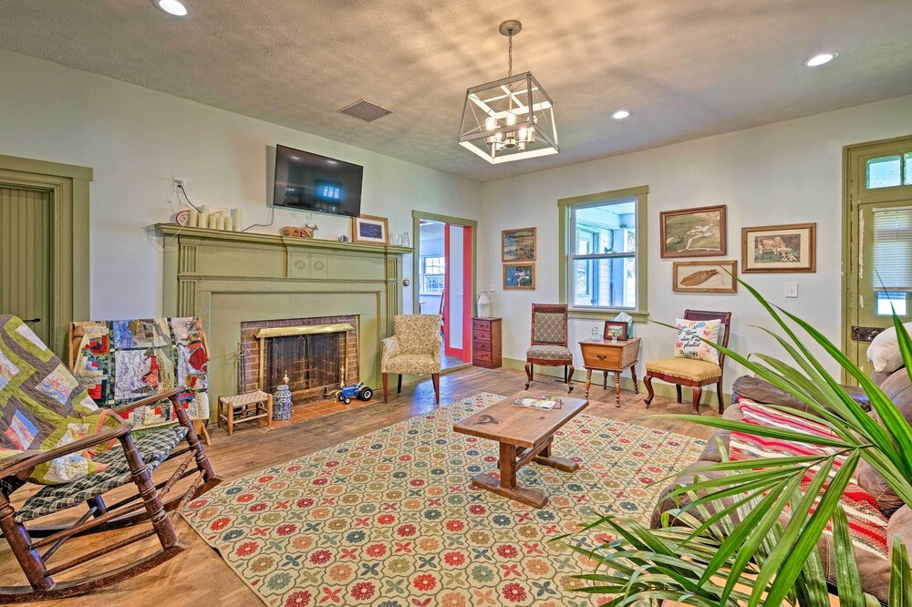 Renovated KY Farmhouse Retreat w/ Pasture Views!
