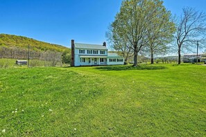 Exterior - Renovated KY Farmhouse Retreat w/ Pasture Views! (Wallingford)