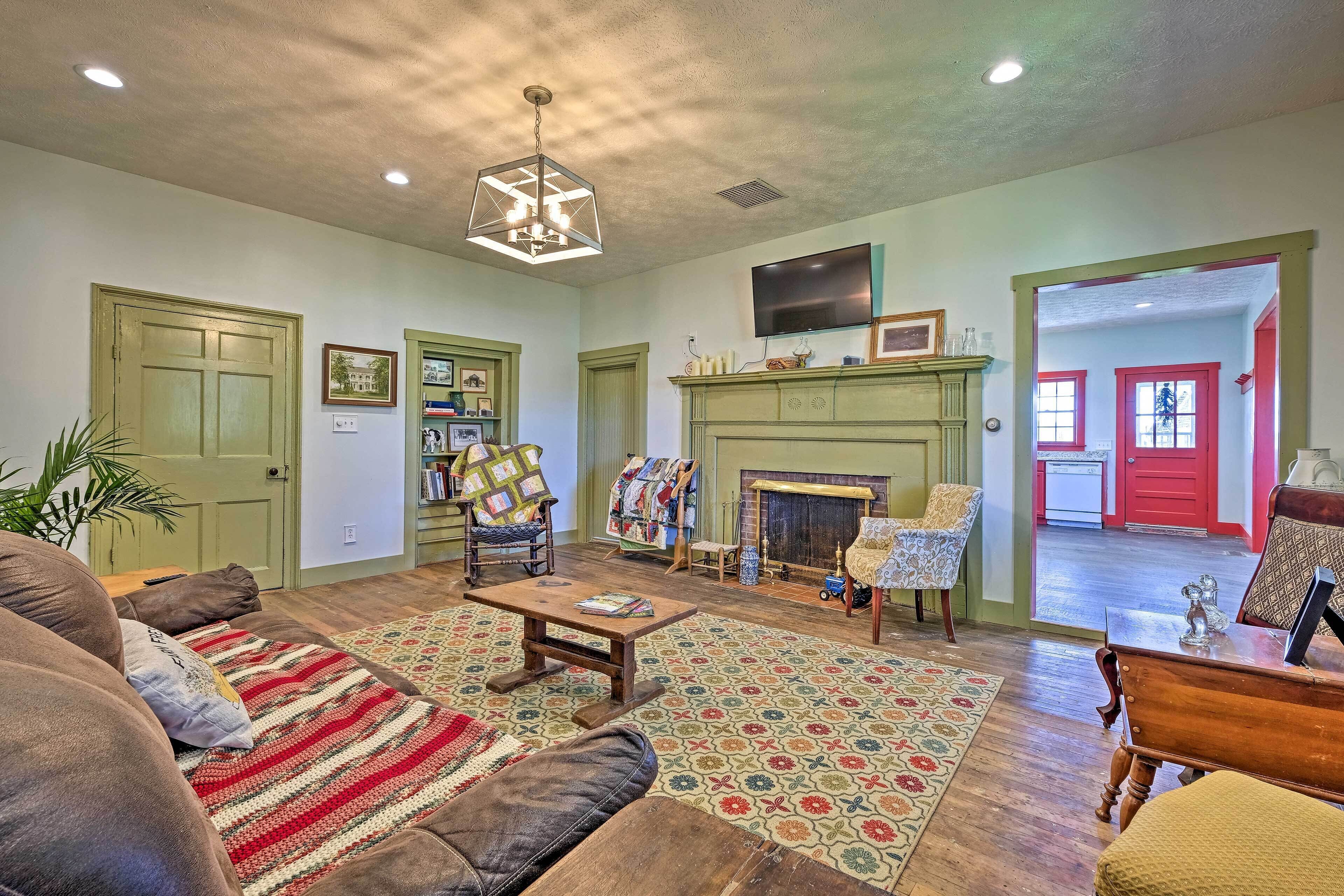 Renovated KY Farmhouse Retreat w/ Pasture Views!