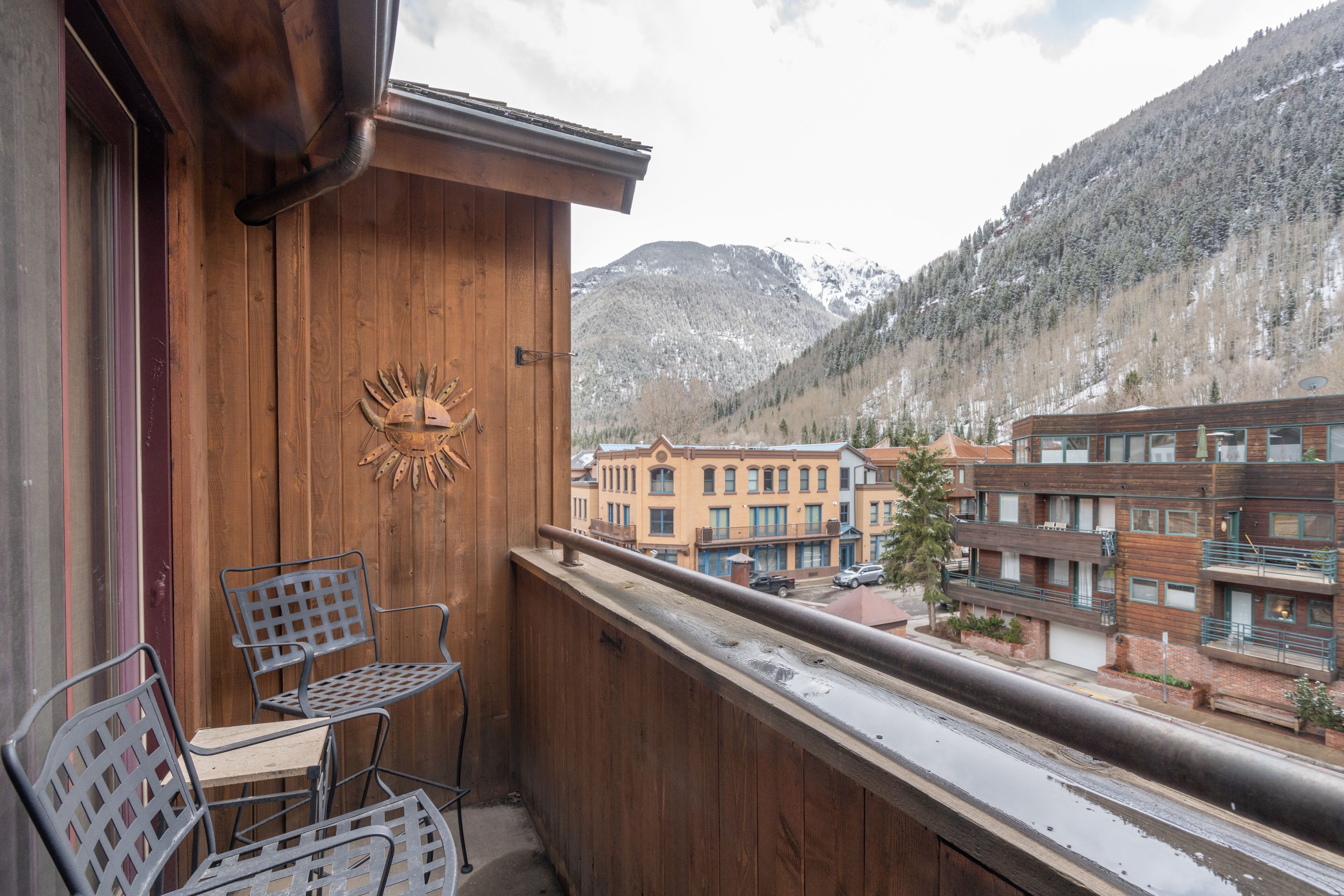 Mountain-view condo with fireplace & balcony - walk to lifts & Main Street