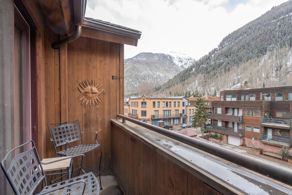 Mountain-view condo with fireplace & balcony - walk to lifts & Main Street