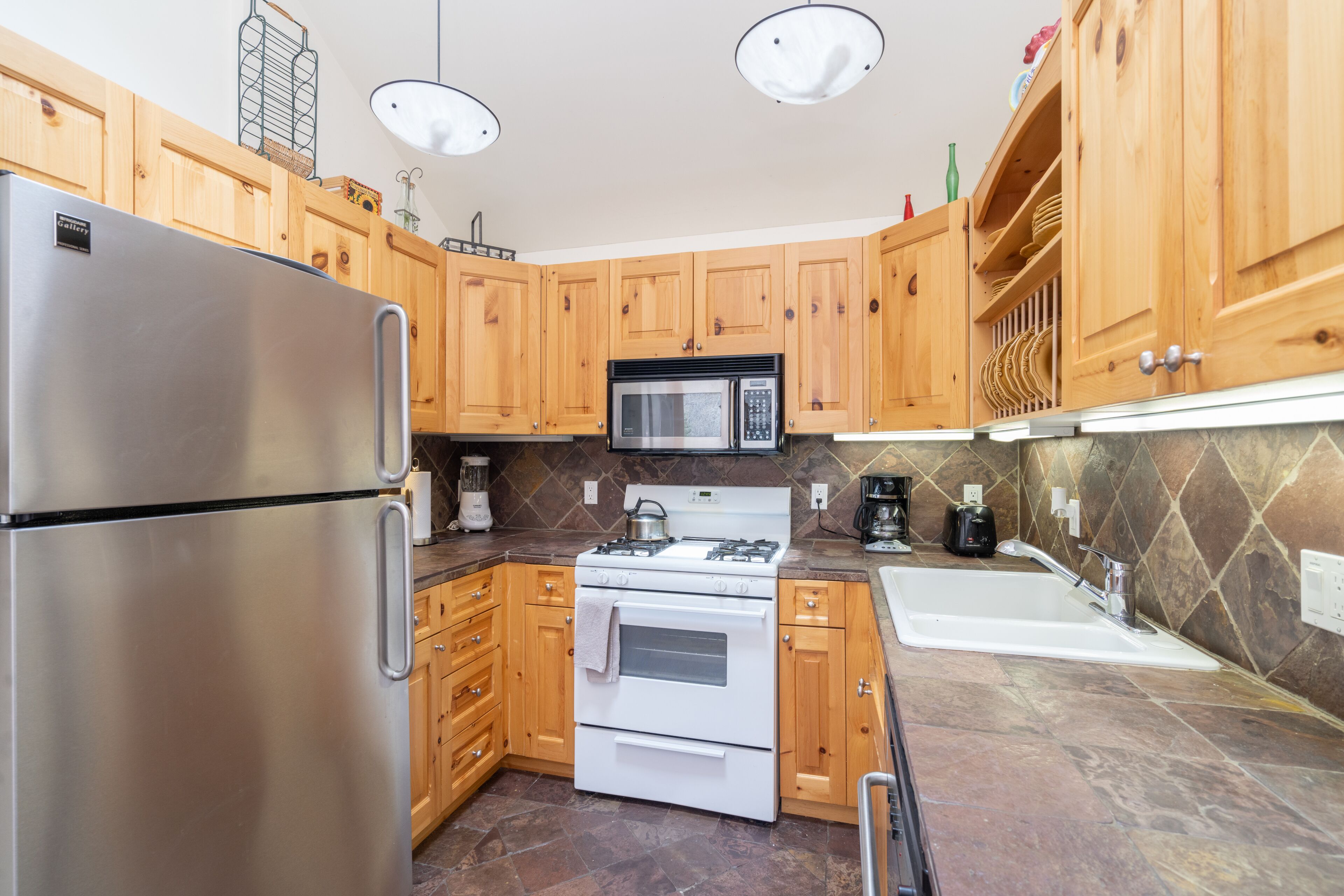 Mountain-view condo with fireplace & balcony - walk to lifts & Main Street