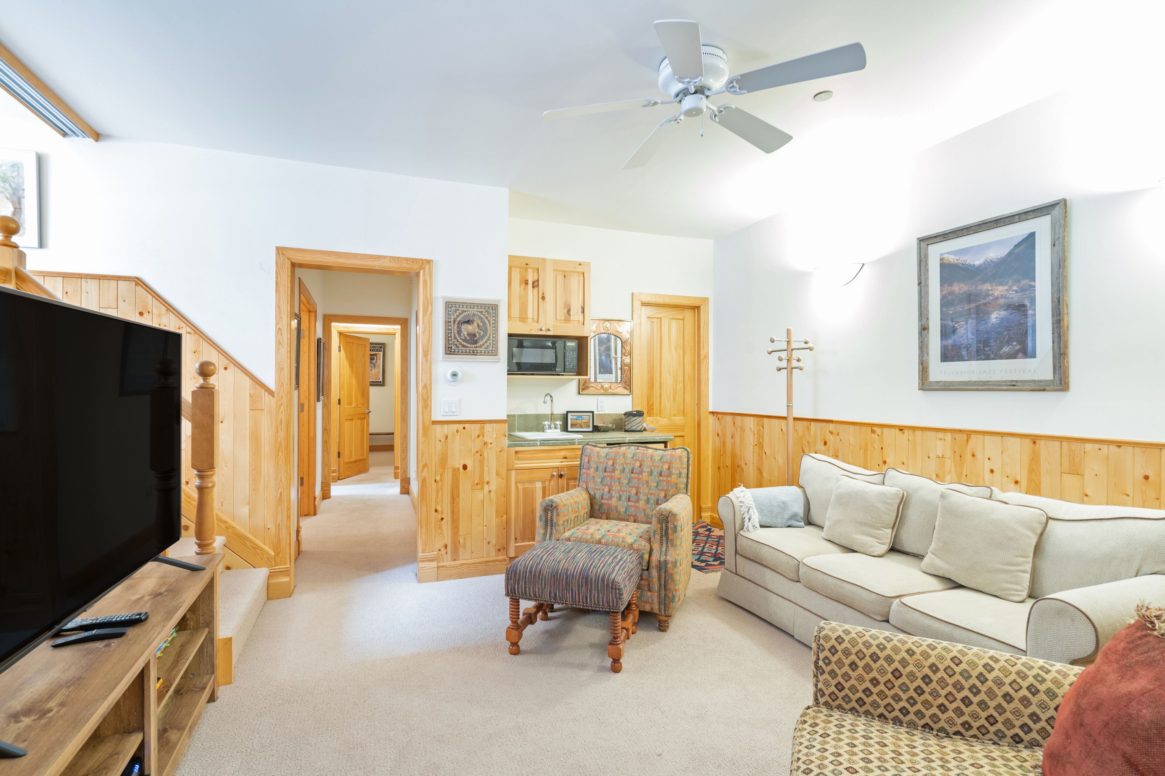 Mountain-view condo with fireplace & balcony - walk to lifts & Main Street