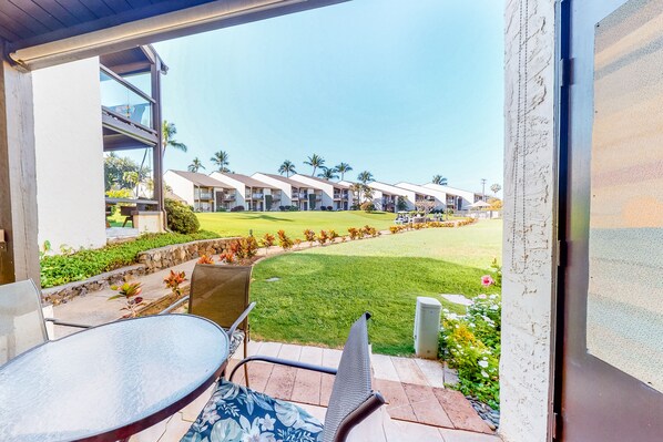 Outdoor dining - Hale Kamaole Condo w/A/C, Shared Grill & Outdoor Pool - Great Location (Kihei)