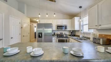 Ferienhaus, 3 Schlafzimmer, Terrasse | Eigene Küche | Großer Kühlschrank, Mikrowelle, Ofen, Herdplatte