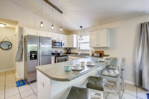 Casa, 3 habitaciones, patio | Cocina privada | Refrigerador con congelador, microondas, horno y parrilla de estufa 