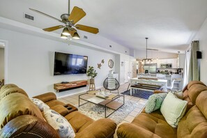 Casa, 3 habitaciones, patio | Área de sala de estar | Televisión de pantalla plana de 32 pulgadas con canales por cable 