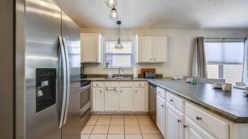 House, 3 Bedrooms, Patio | Private kitchen | Full-sized fridge, microwave, oven, stovetop