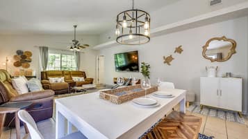 Ferienhaus, 3 Schlafzimmer, Terrasse | Essbereich im Zimmer