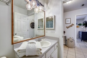 Huis, 3 slaapkamers, terras | Badkamer | Een bad/douchecombinatie, gratis toiletartikelen, handdoeken