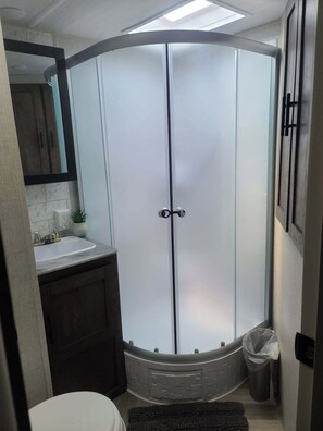 Towels, soap, shampoo, toilet paper - Grand Canyon RV Glamping Mini Bunkhouse Suite (Williams)