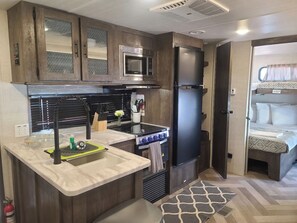 Fridge, microwave, oven, stovetop - Grand Canyon RV Glamping Mini Bunkhouse Suite (Williams)