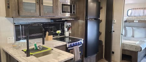 Private kitchen | Fridge, microwave, oven, stovetop