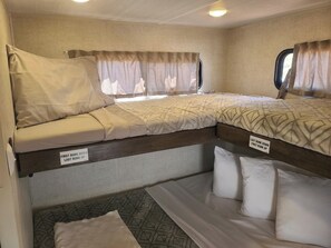 3 bedrooms, WiFi, bed sheets - Grand Canyon RV Glamping Mini Bunkhouse Suite (Williams)