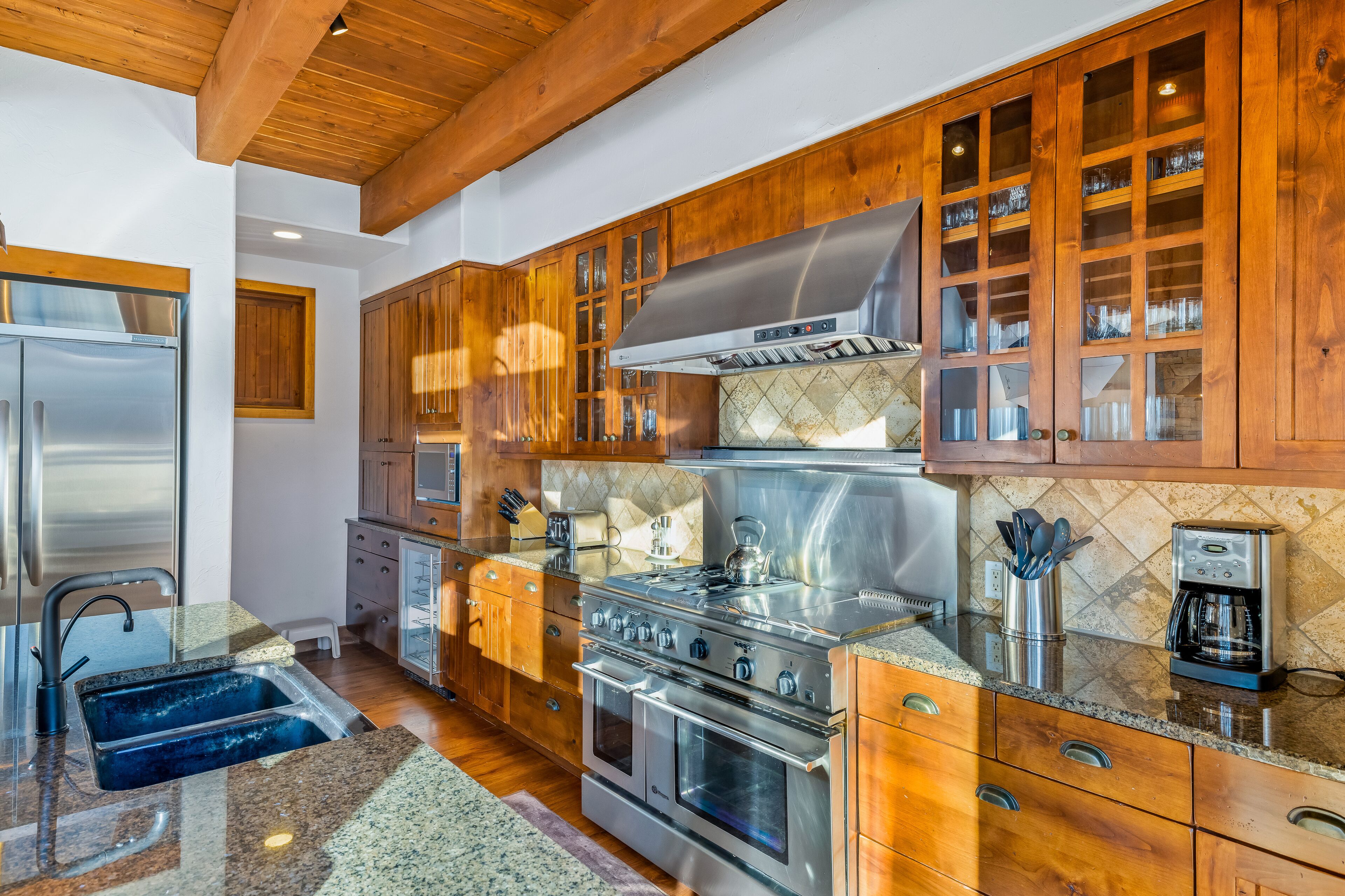 Spacious multi-level townhouse with private hot tub, grill, balcony