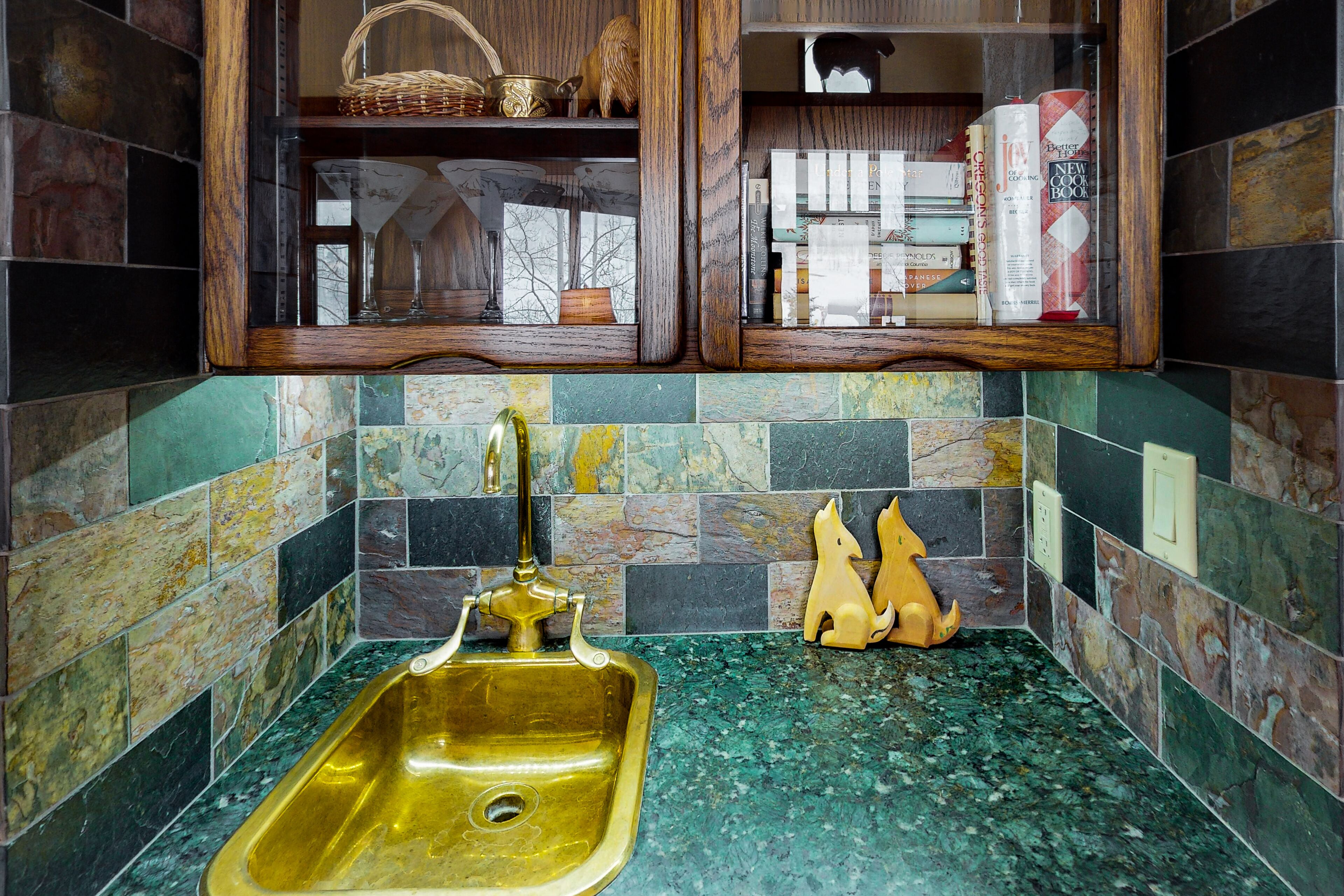 Spacious ski-in/out condo with fireplace, private hot tub, balcony & parking