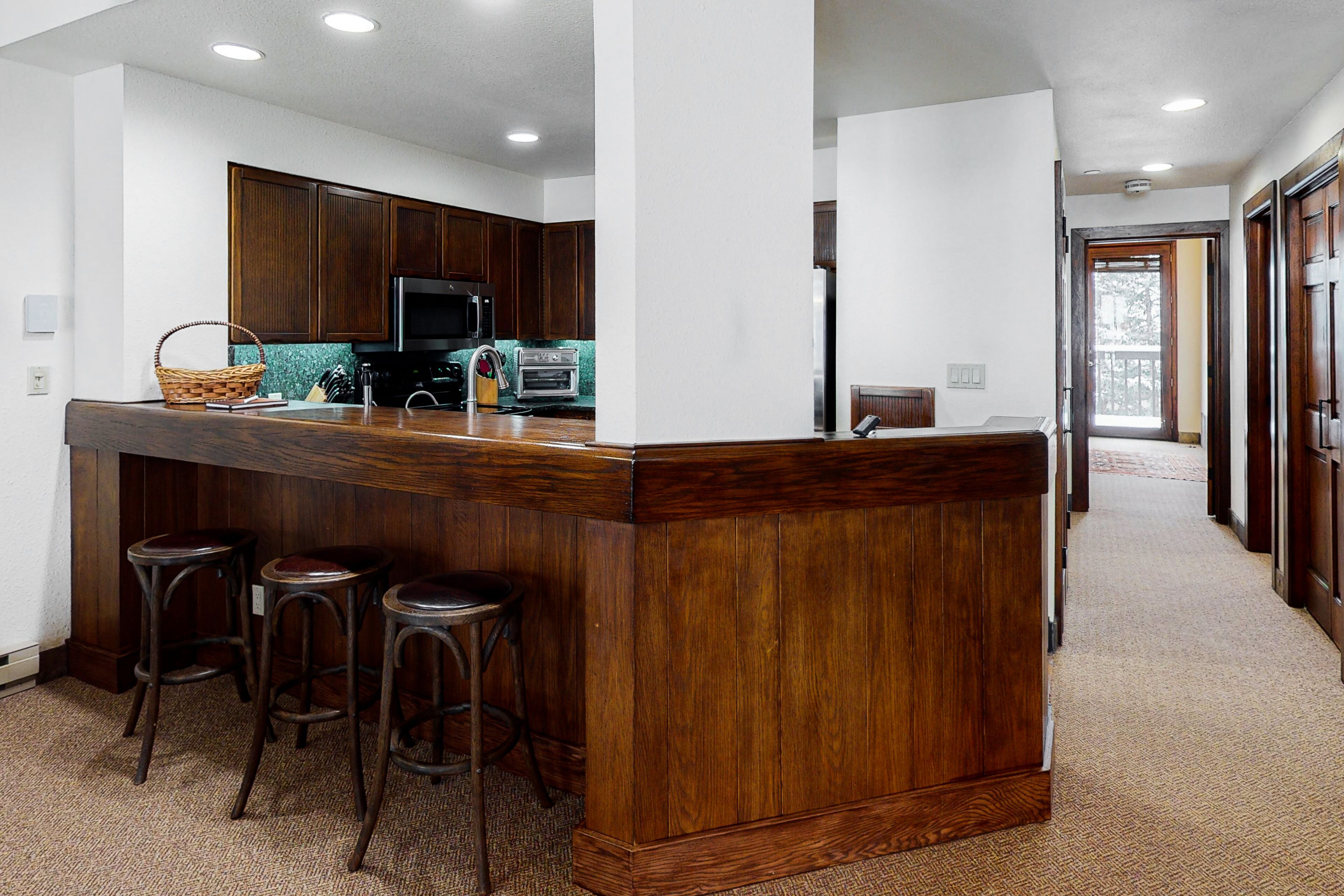 Spacious ski-in/out condo with fireplace, private hot tub, balcony & parking