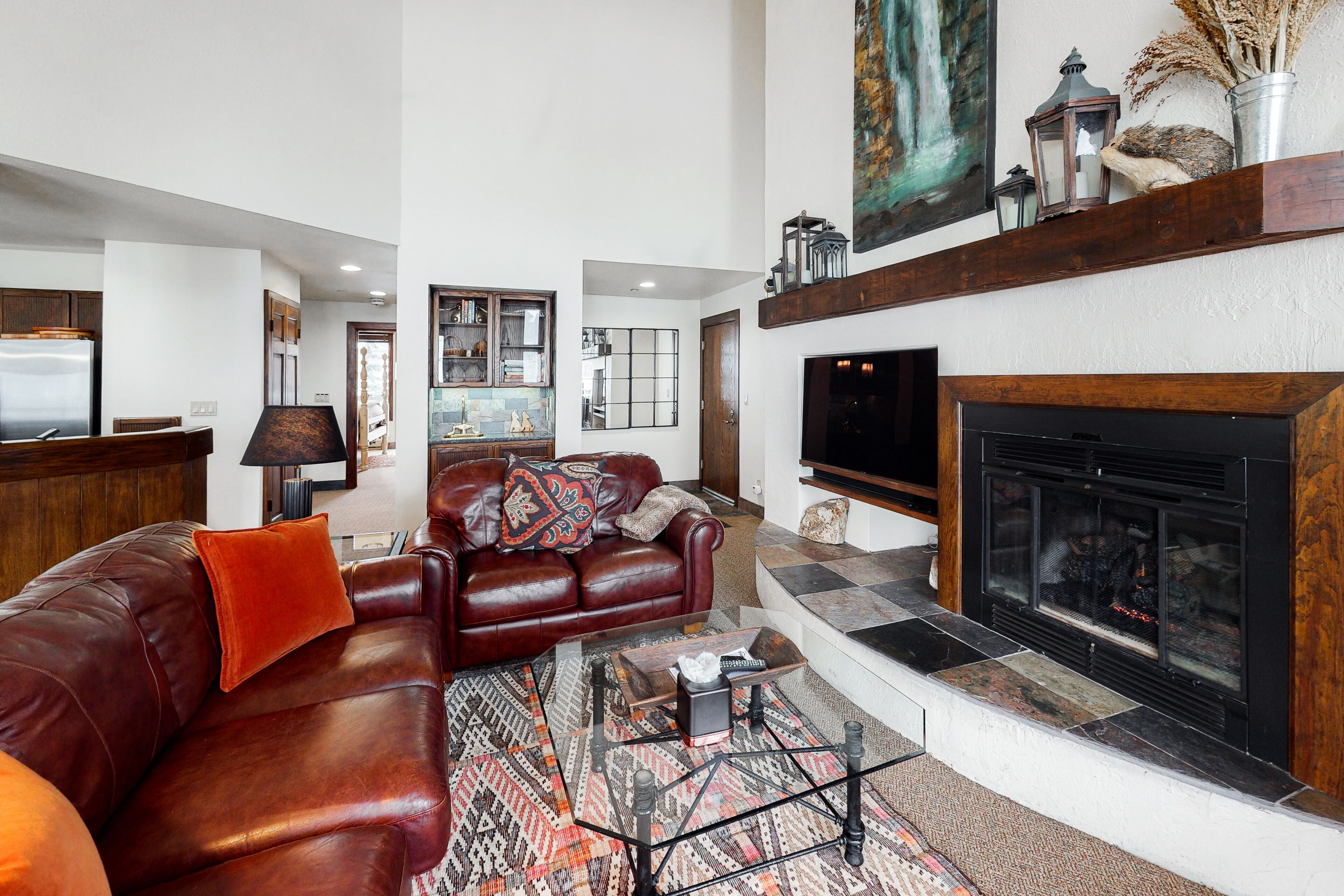 Spacious ski-in/out condo with fireplace, private hot tub, balcony & parking