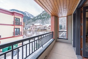 Property grounds - Mountain condo with balcony, fireplace & grill - walk to lifts (Telluride)