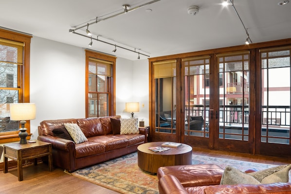 TV, fireplace - Mountain condo with balcony, fireplace & grill - walk to lifts (Telluride)