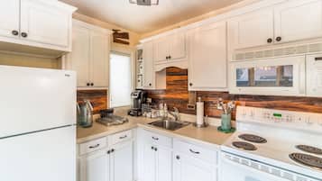 Full-size fridge, microwave, oven, stovetop