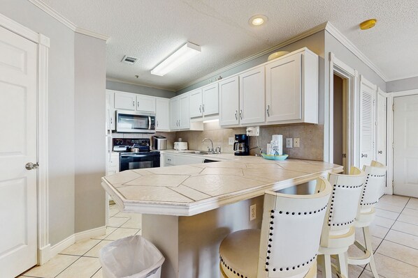 Fridge, microwave, oven, stovetop - Family-Friendly Condo with Shared Pool, WiFi, Private Washer/Dryer, & Central AC (Destin)