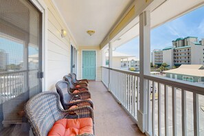 Property grounds - Family-Friendly Condo with Shared Pool, WiFi, Private Washer/Dryer, & Central AC (Destin)