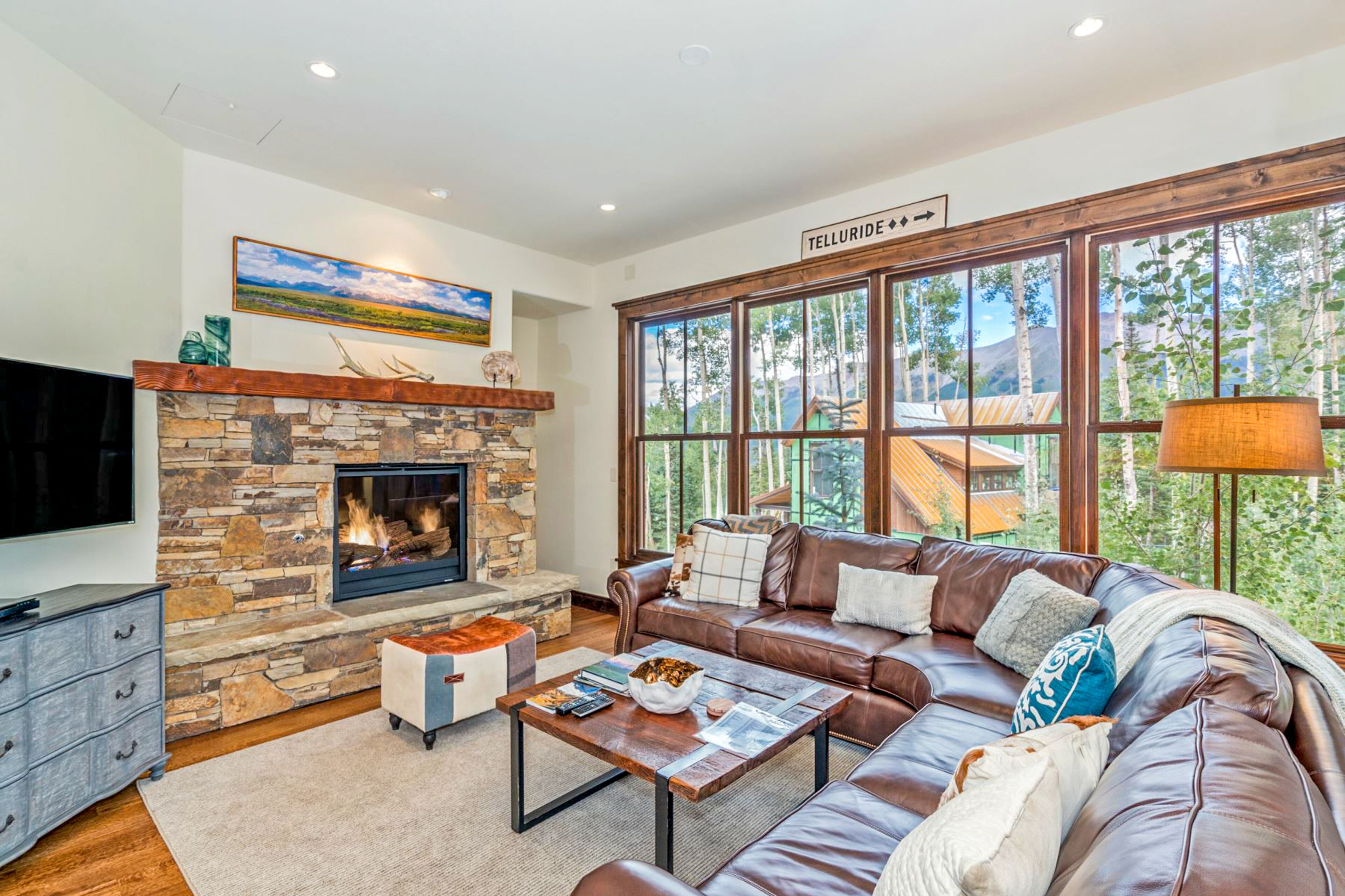 Beautiful mountainside retreat next to lift with elevator, W/D & fireplace