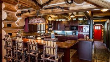 Geladeira, micro-ondas, fogão, lava-louças