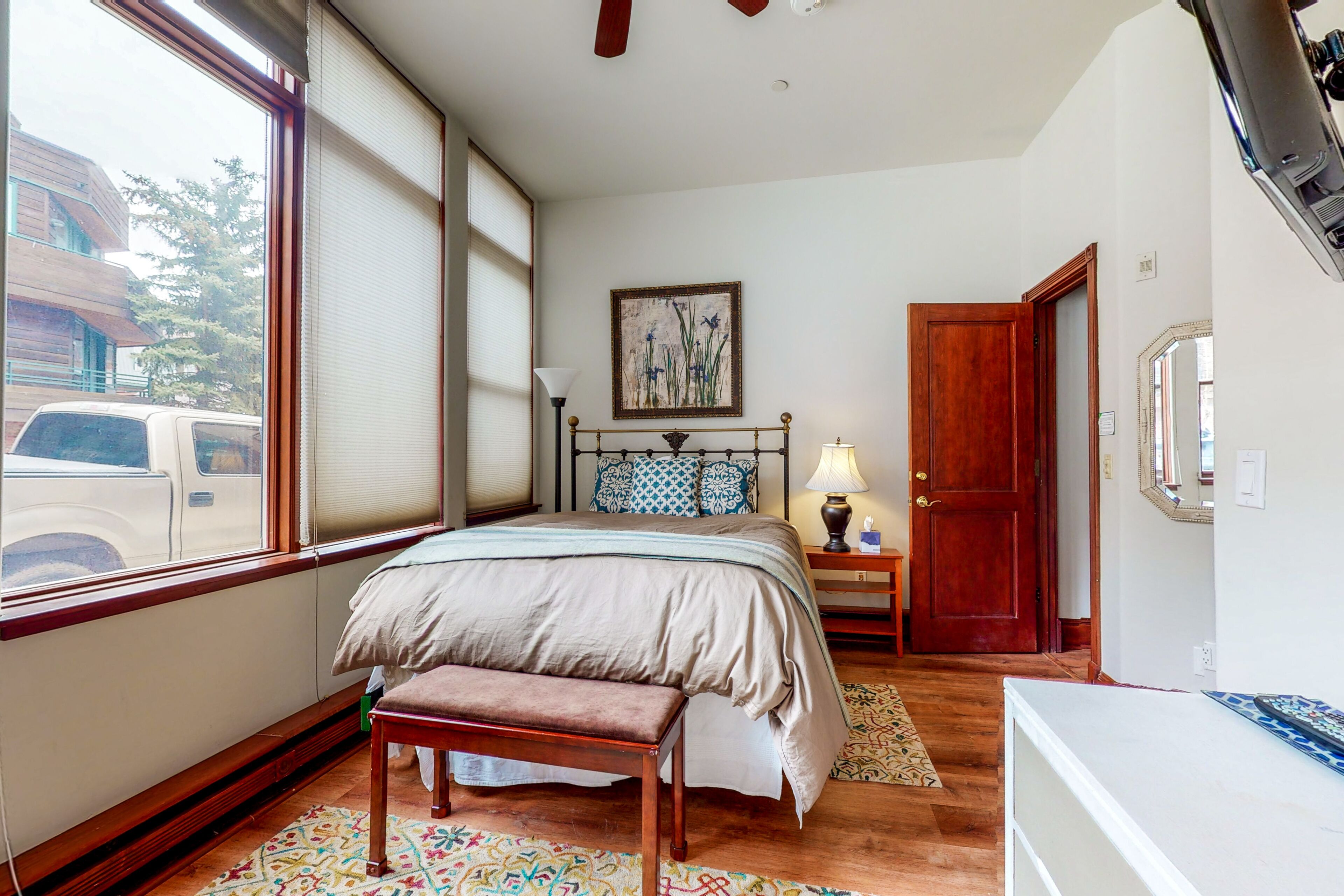 Convenient condo with incredible location - walk to lift