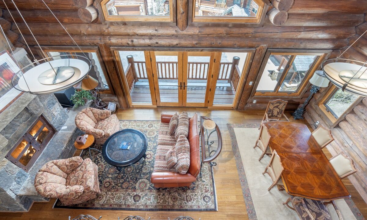 Gorgeous mountain home with balcony, fireplace & views