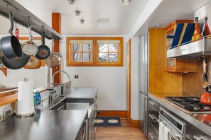 Fridge, microwave, oven, stovetop - Townhome in the heart of Telluride with elevator - walk to lifts & Main St. (Telluride)