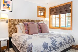 4 bedrooms, iron/ironing board, Internet, bed sheets