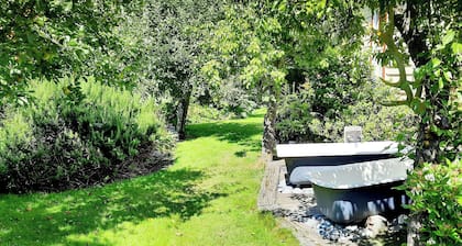Bespoke Cottage, outdoor baths, wine tasting, pet friendly in Sleepers Vineyard