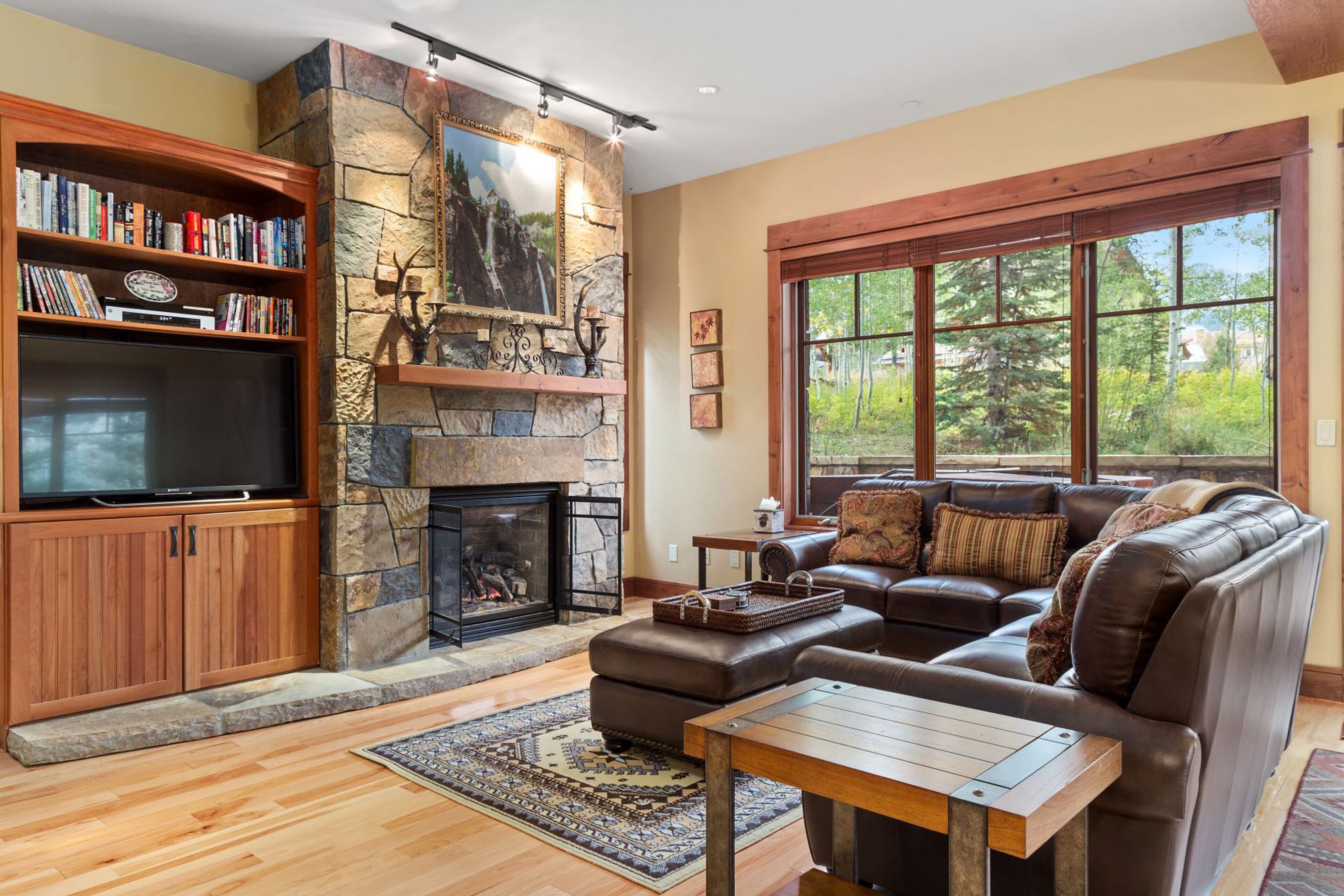 Elegant condo next to lift with private hot tub, washer/dryer & fireplace
