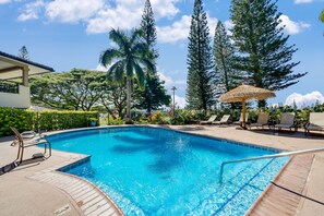 Alberca al aire libre y alberca climatizada