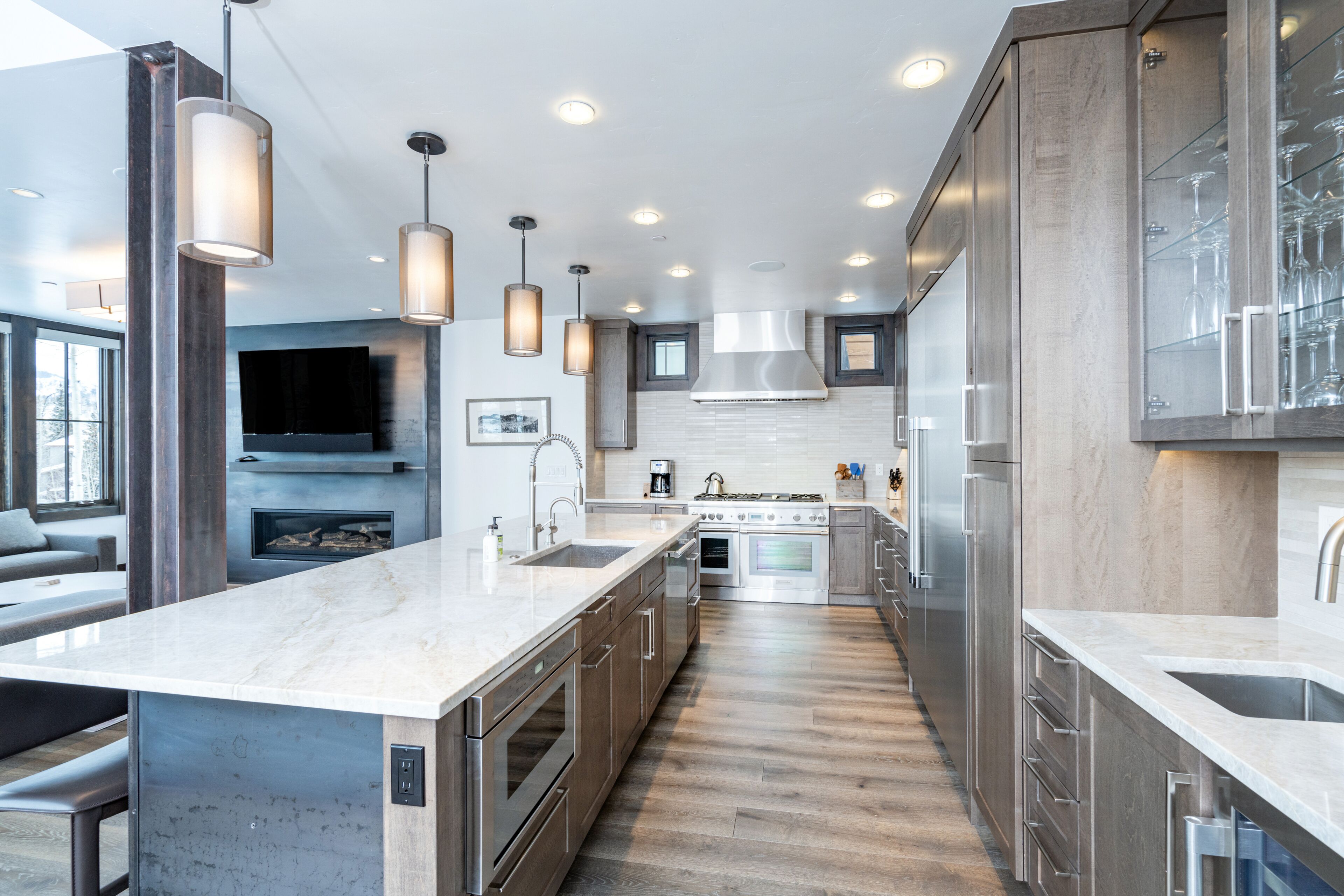 Ski-in/out mountainside house with private hot tub, balcony & fireplace