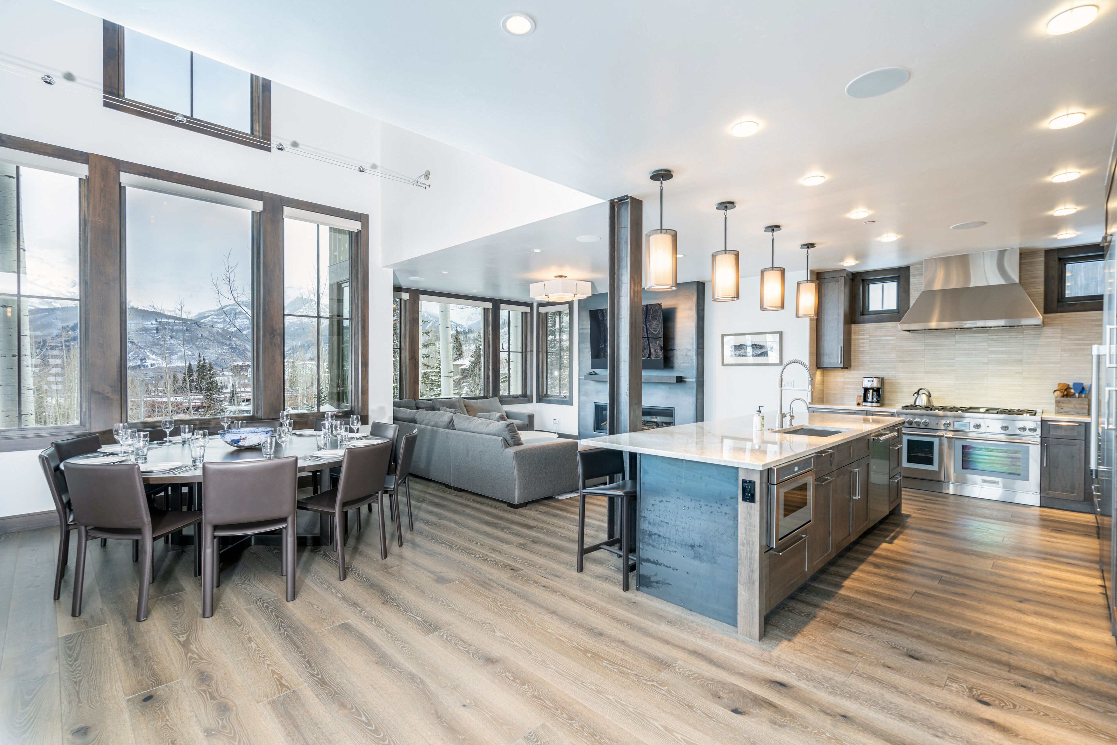 Ski-in/out mountainside house with private hot tub, balcony & fireplace