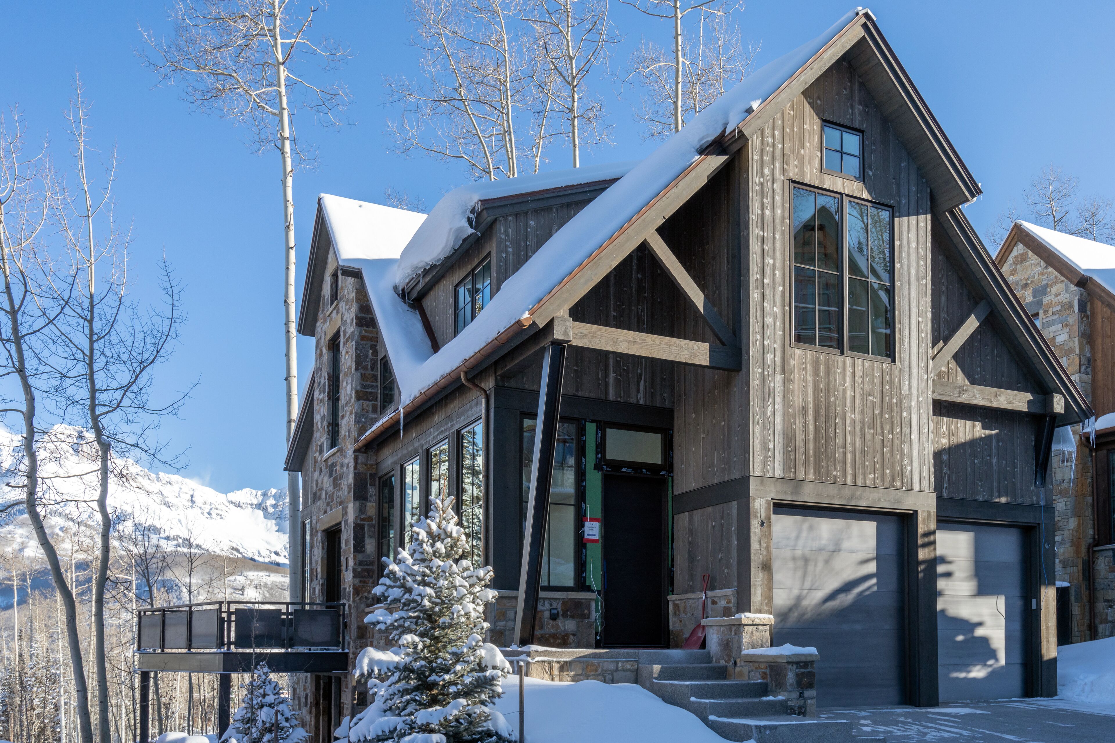 Ski-in/out mountainside house with private hot tub, balcony & fireplace